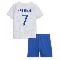 Frankrike Antoine Griezmann #7 Replika babykläder Bortaställ Barn VM 2022 Kortärmad (+ korta byxor)